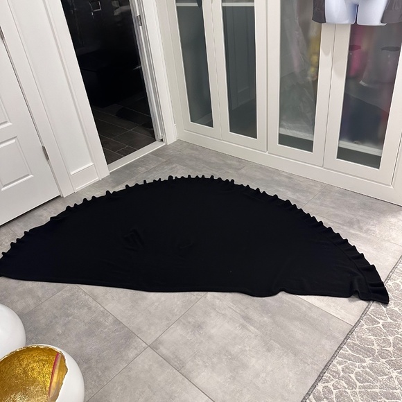 Black Cashmere Ruffled Edge Cape Cashmere from Saks Fifth Ave 140" Sweep! - Picture 6 of 7